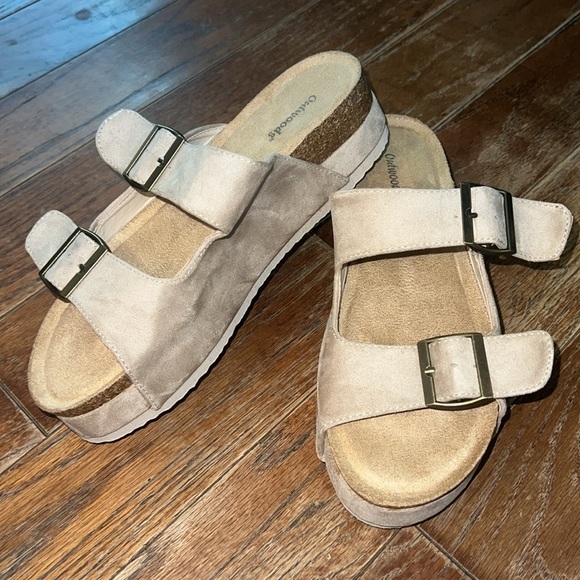 NWOT Women’s Outwoods Beige/Tan Double Strap Platform Sandal with Bronze Studs - Picture 2 of 7